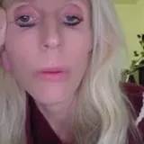 Sophie Reyer liest vor der Kamera at 0:26