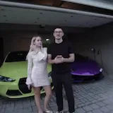 Vlog en garaje con coches deportivos at 0:01
