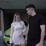 Vlog en garaje con coches deportivos at 0:32