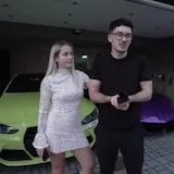 Vlog en garaje con coches deportivos at 0:16