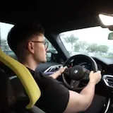 Conduciendo y hablando de su reloj comprado at 0:01