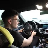 Conduciendo y hablando de su reloj comprado at 0:21