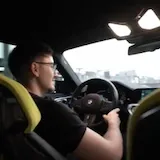 Hombre conduciendo un BMW mientras conversa at 0:01