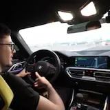 Hombre conduciendo un BMW mientras conversa at 0:46