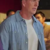 Sitcom scene: man tells crowd to keep joking at 0:15