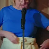 Comedian tells thumb injury story on stage at 0:04